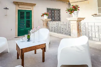 Palazzo Montalbano Bed & Breakfast 3*